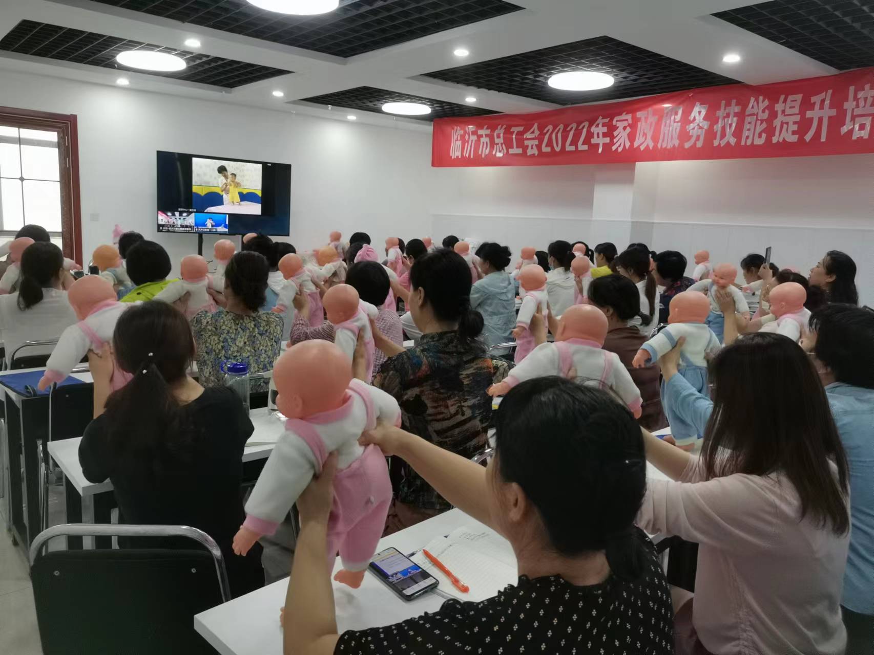 沂南县剑桥职业学校家政服务技能提升培训课堂