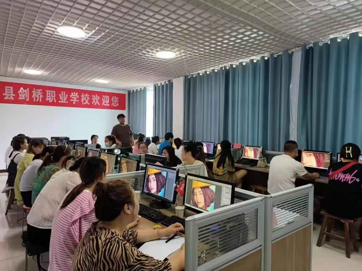 沂南县剑桥职业学校会计电脑培训微机室