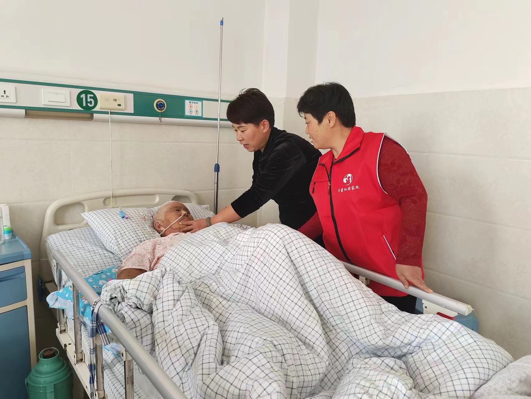 沂南县剑桥职业学校培训学员养老护理服务现场